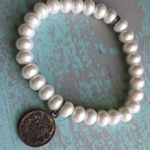 Pearl stretch cord bracelet with coin